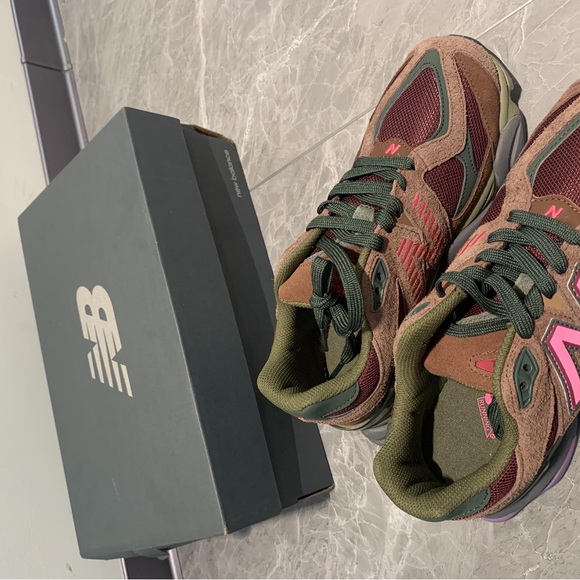 New Balance 9060 Burgundy Pink 8D Shoe Box - Picture 2 of 4